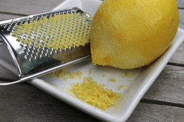 Geriebene Zitrone
