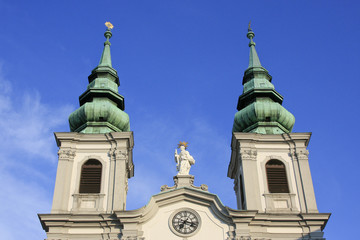Heiligenfigur zwischen zwei Kirchtürmen