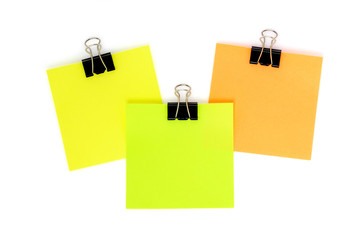 Trois notes fluo maintenues par des pinces