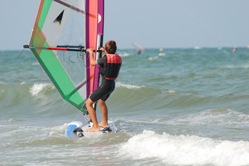 bambino in windsurf