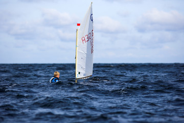 Obraz premium Kleiner Junge bei hoher See