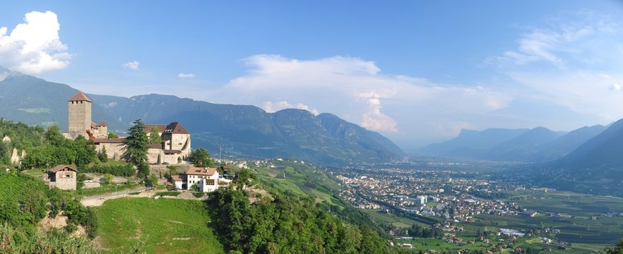 Schloss Dorf Tirol & Meran im Tal