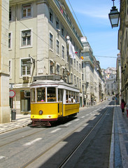 Plakat Stary żółty tramwaj w centrum Lizbony, w Portugalii
