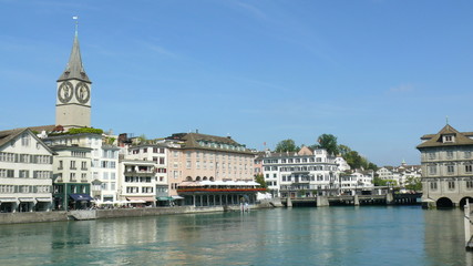 Fototapeta premium Altstadt von Zürich mit Kirche Sankt-Peter