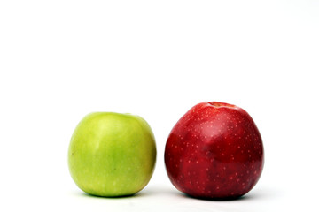 Ein grüner und ein roter Apfel