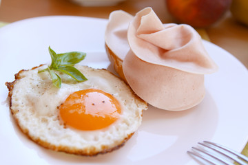 spiegelei mit  butterbrot,frühstück