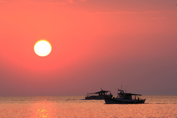 Obraz premium Fishing boat at sunset