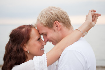 Fototapeta premium Young romantic couple on the beach