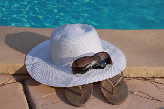 tongs lunettes et chapeau