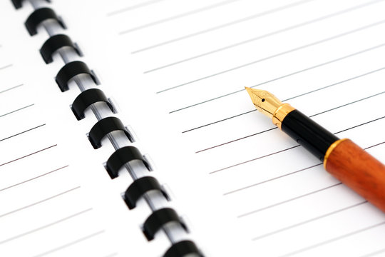 Stylo plume sur bloc note vierge