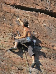 Homme pratiquant l'escalade