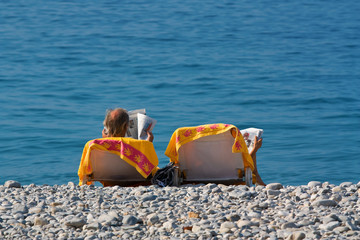 Personen im Liegestuhl am Strand von Nizza