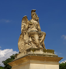 Fototapeta na wymiar Statua w Arc de Triomphe du Carrousel, Paryż, Francja