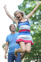 Fototapeta premium paar liebe springen lachen