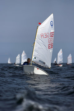 kleines Boot auf hoher See