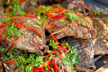 Gegrillter Fisch auf einem asiatischen Markt