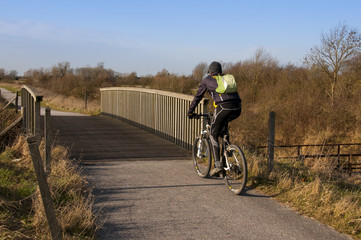 Naklejka premium Cycliste à vélo sur une piste cyclable