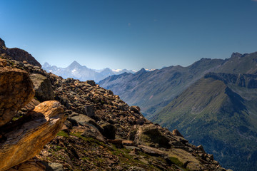 Fototapeta na wymiar Rocce e panorami di alta montagna
