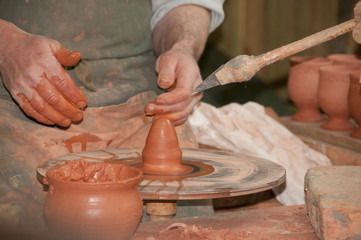 Potier en train de tourner un verre en argile