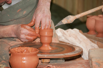 Potier en train de tourner un verre en argile