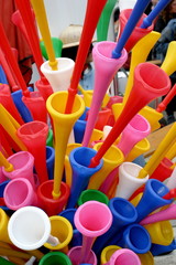 Bunte Plastiktrompeten