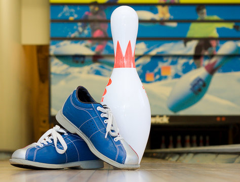 Bowling shoes with pin
