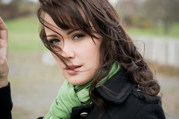 brunette junge frau mit schal im herbst im wind