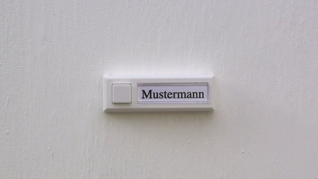 mann dr&uuml;ckt den klingelknopf