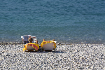 Personen im Liegestuhl am Strand von Nizza