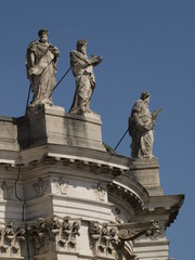 Esculturas en lo alto de la iglesia del Palacio de Versalles