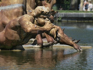 Figuras mitologicas en la fuente del Palacio de Versalles