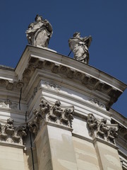 Fototapeta na wymiar Esculturas en lo alto de la iglesia del Palacio de Versalles