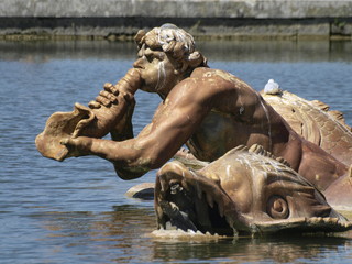 Fototapeta na wymiar Escultura en fuente monumental del Palacio de Versalles