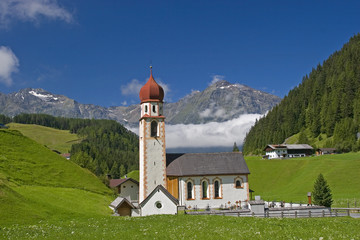 Fototapeta na wymiar Kościół wiejski Ötztal