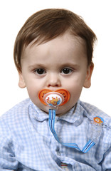 ritratto di bambino biondo con ciuccio