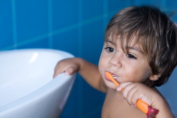 bambino che si lava i denti con lo spazzolino - obrazy, fototapety, plakaty