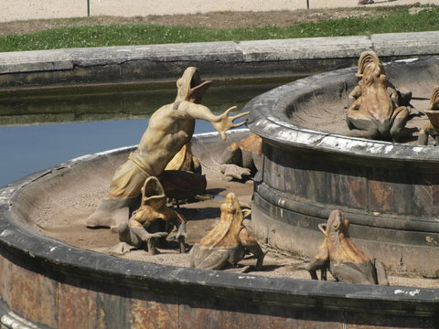 Fuente vacia en el Palacio de Versalles