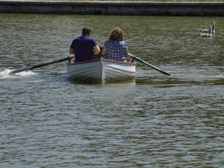 Pareja paseando en barca