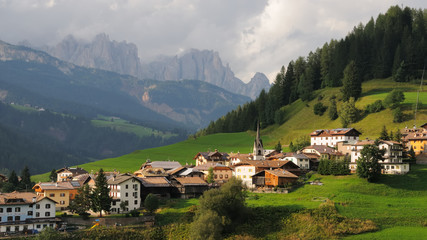 Fototapeta na wymiar Italienische Alpendorf no.2