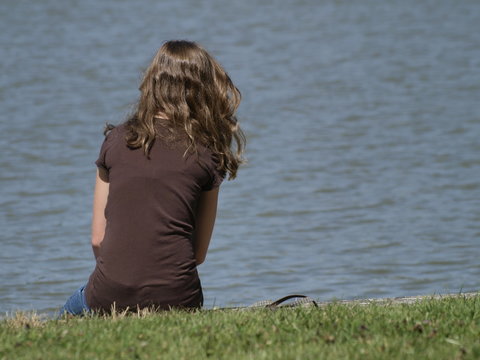 Chica observando el estanque