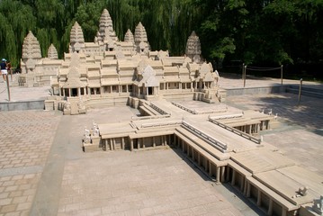 Obraz premium The reduced temple of Мija in the Peking park of the world