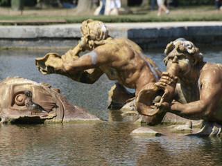 Fototapeta na wymiar Esculturas en una fuente del Palacio de Versalles