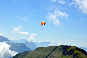 Parapente dans les Alpes