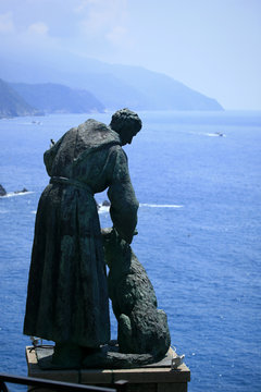 Statue mit Blick auf die Riviera - Italien