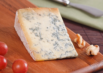 blue stilton cheese with grapes and walnuts