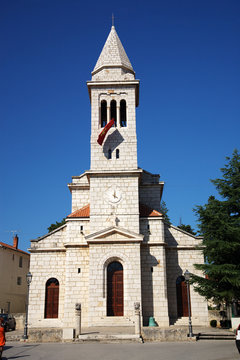 Sch&ouml;ne Kirche von Kroatien Pakostane mit Himmel