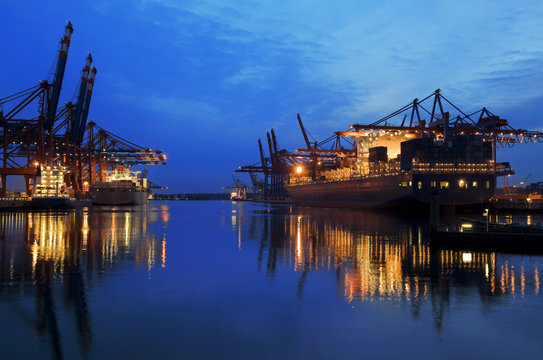 Containerschiffe, blaue Stunde, nachts