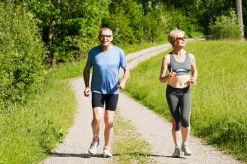 Älteres Paar beim Sport - Jogging