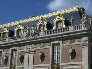 Palacio de Versalles con la cornisa dorada con pan de oro