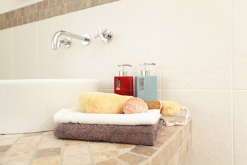 Im Badezimmer, Handtücher und Seifenspender